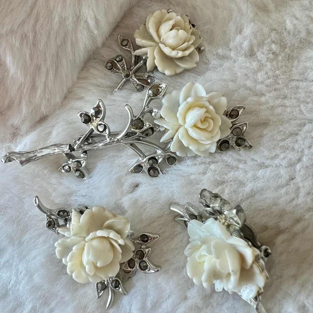 Elegant Silver and Cream Floral Vintahe Set